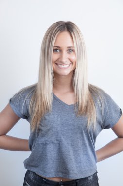 gülümseyen genç sarışın bir kadın portresi