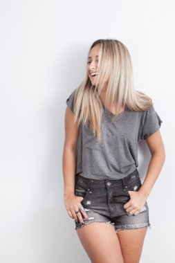 gülen genç sarışın bir kadın portresi