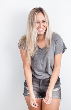 gülen genç sarışın bir kadın portresi