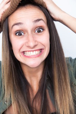 gülen genç sarışın bir kadın portresi