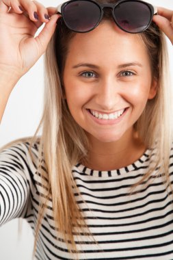 güneş gözlüklü genç bir kadın portresi