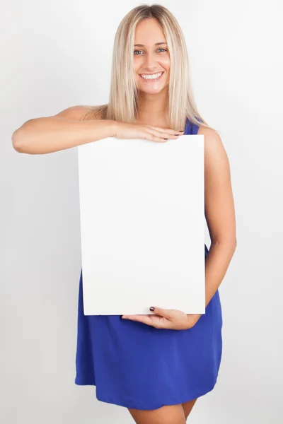 Πορτρέτο μιας νεαρής γυναίκας κρατώντας μια πινακίδα που κενό — Φωτογραφία Αρχείου