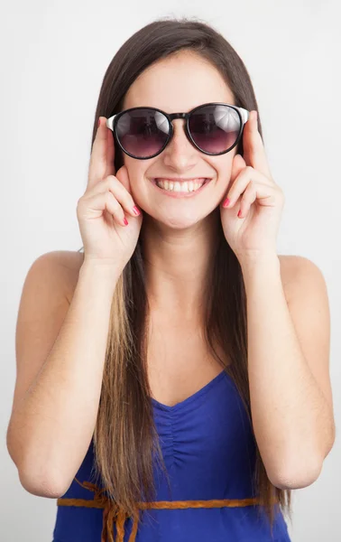 Portrait d'une jeune femme avec des lunettes de soleil — Photo