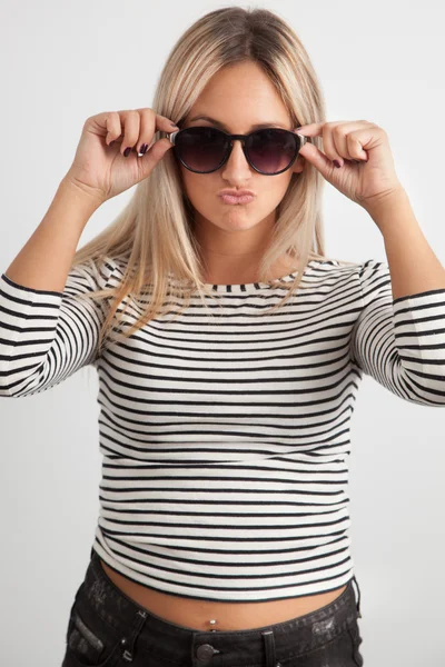 Retrato de una joven con gafas de sol — Foto de Stock