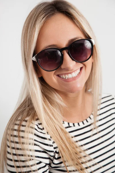 Ritratto di giovane donna con occhiali da sole — Foto Stock
