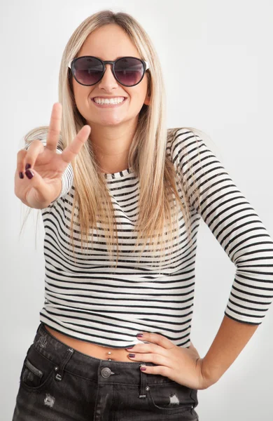 Portrait d'une jeune femme avec des lunettes de soleil — Photo