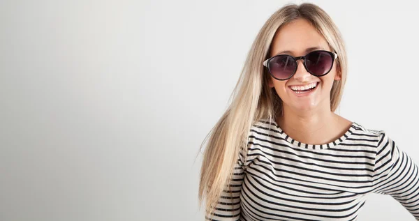 Porträtt av en ung kvinna med solglasögon — Stockfoto
