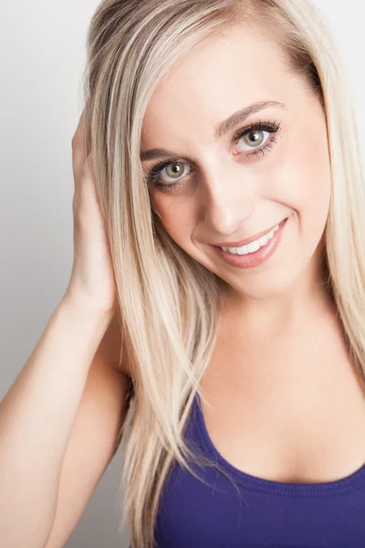 Retrato de una joven rubia sonriendo — Foto de Stock