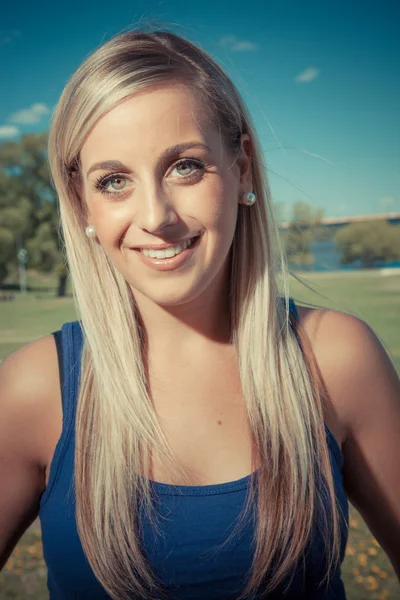 Retrato de una joven rubia sonriendo afuera — Foto de Stock