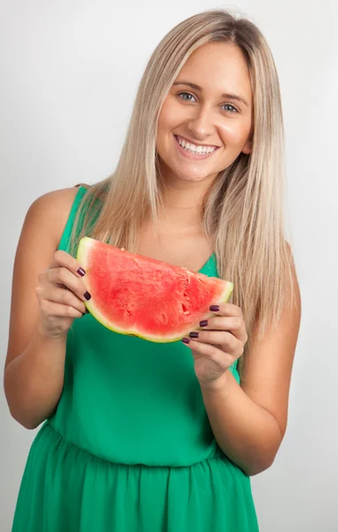 Porträt einer jungen Frau, die mit Wassermelone lächelt lizenzfreie Stockfotos