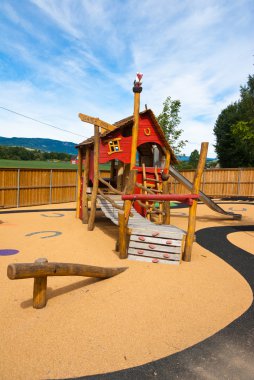büyük renkli çocuk oyun alanı ekipmanı orta Park