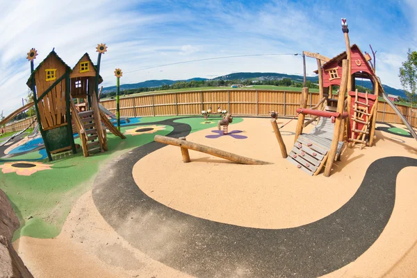 Grandes crianças coloridas equipamentos de parque infantil — Fotografia de Stock