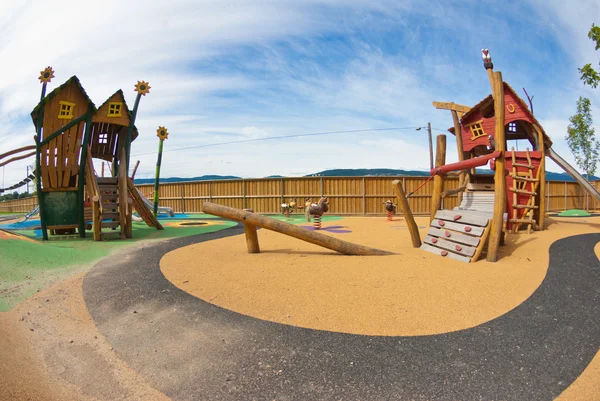 Stora färgglada barn lekplatsutrustning — Stockfoto