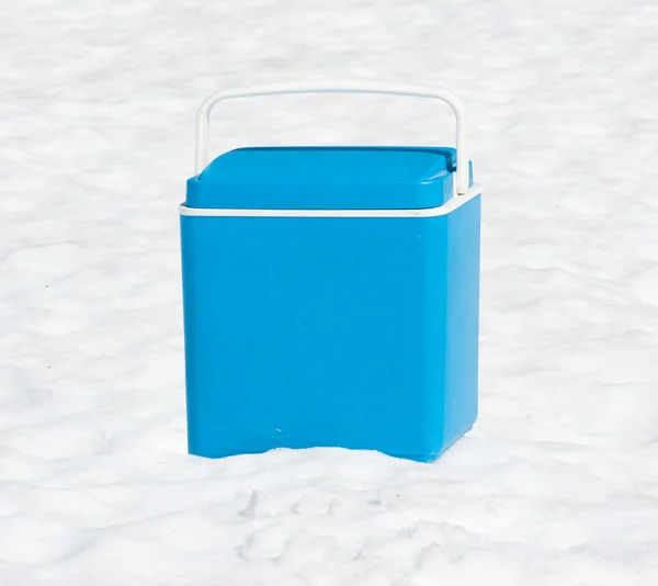 Мобільний холодильник на снігу — стокове фото