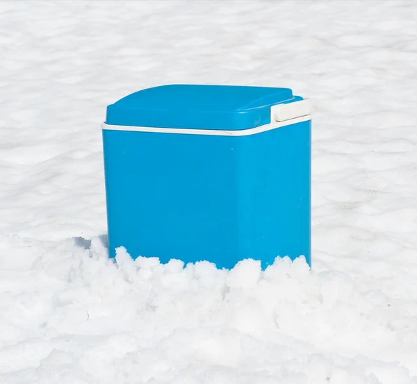 Κινητά ψυγείο στο χιόνι — Φωτογραφία Αρχείου