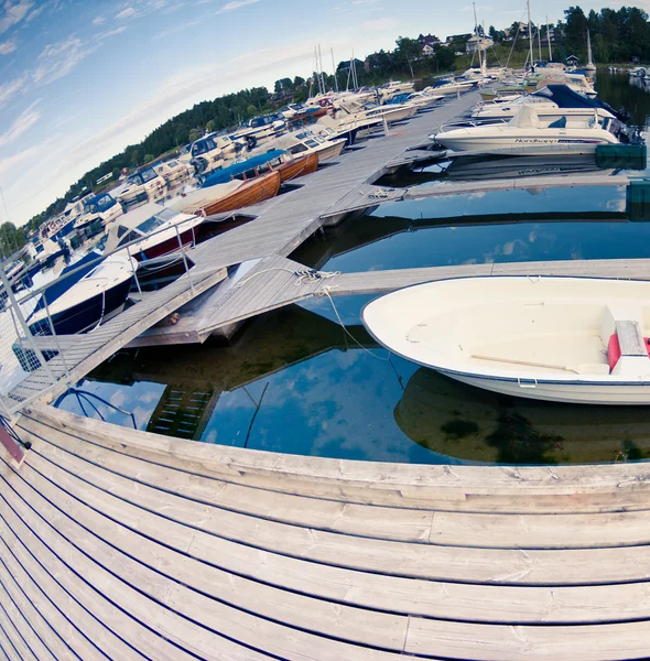 Lodě a jachty v marina — Stock fotografie