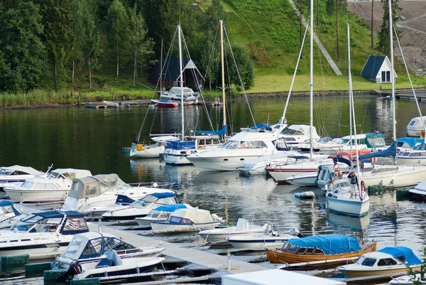 Lodě a jachty v marina — Stock fotografie