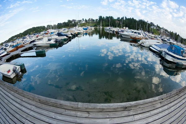 Veneet ja jahdit venesatamassa — kuvapankkivalokuva