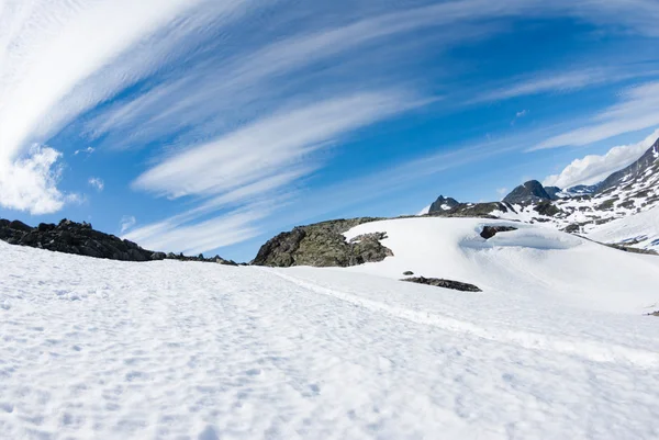 Céu azul e neve na Noruega — Fotografia de Stock
