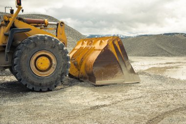 taş ocağında buldozer