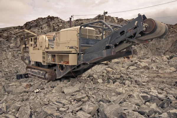 Buldozer at quarry — Stock Photo, Image