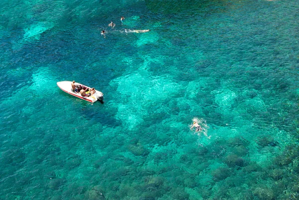 LonelyPlanet in blauwe lagune in malta — Stockfoto