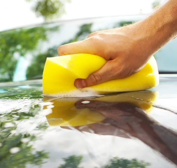 Lavagem de carro à mão com esponja amarela — Fotografia de Stock