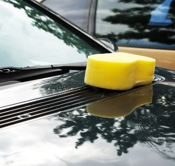 Hand Autowassen met gele spons — Stockfoto