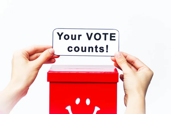 Poner una boleta de votación en una ranura de la caja — Foto de Stock