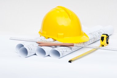mimari çizim ve sarı kask ve rulo