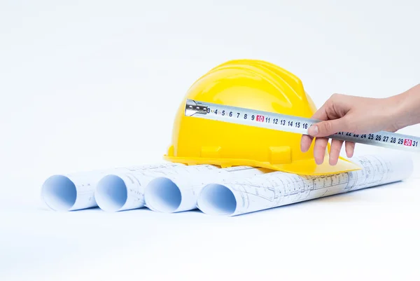 Projetos arquitetônicos com capacete de construção amarelo — Fotografia de Stock