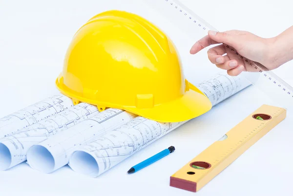 Progetti architettonici con casco da costruzione giallo — Foto Stock