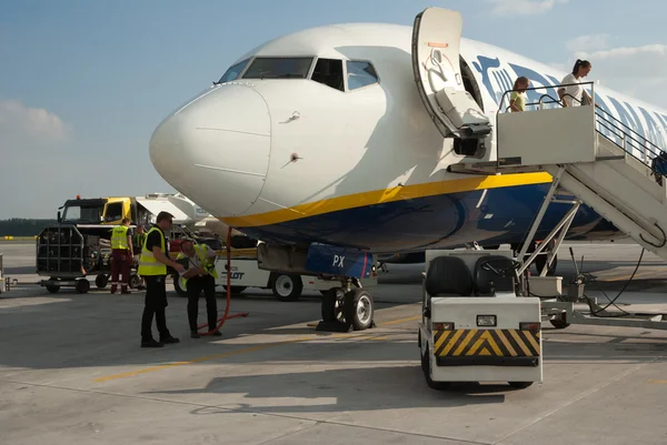 Aviões estacionados nos portões para o terminal do aeródromo — Fotografia de Stock