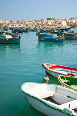 balıkçı köyü marsaxlokk Malta geleneksel balıkçı tekneleri