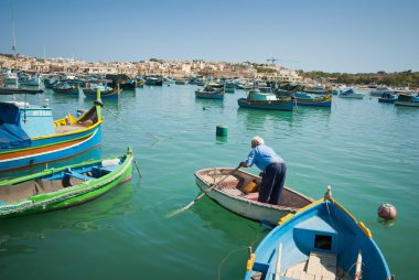 balıkçı köyü marsaxlokk Malta geleneksel balıkçı tekneleri