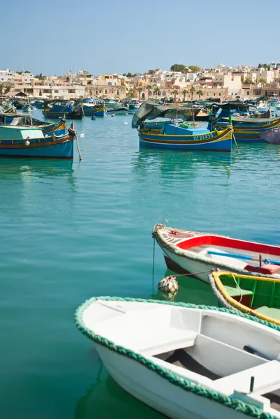 Traditional fishing boats of Malta in the fishing village of Marsaxlokk — Stock Photo, Image