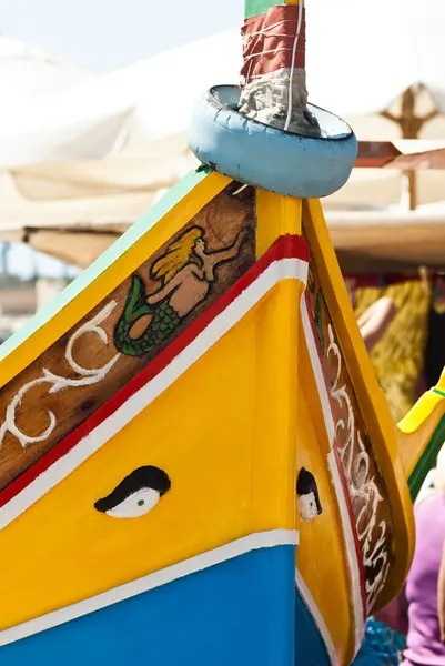 Luzzu, bateaux aux yeux traditionnels à Malte — Photo