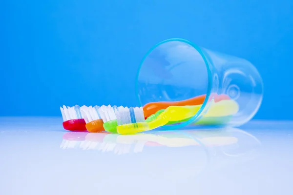 Cepillos de dientes coloridos y concepto de odontología — Foto de Stock