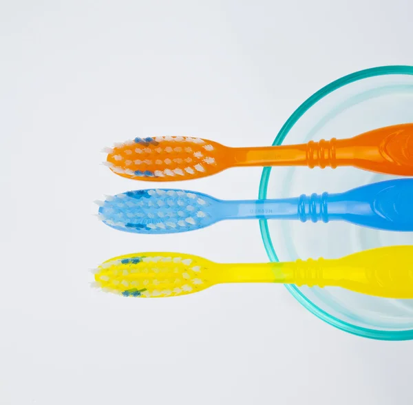 Brosses à dents colorées et concept de dentisterie — Photo