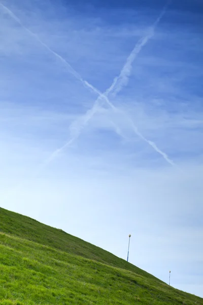 Afbeelding van groen grasveld en heldere blauwe lucht — Stockfoto