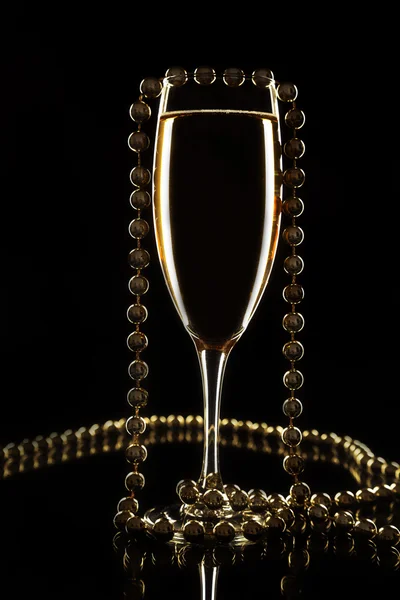 Kadeh şampanya ve perls — Stok fotoğraf