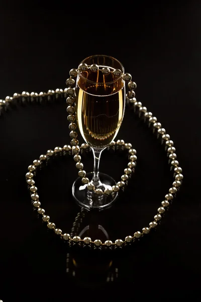 Glas champagne och perls — Stockfoto