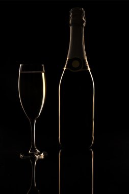 siyah arka plan üzerine şampanya kadehi
