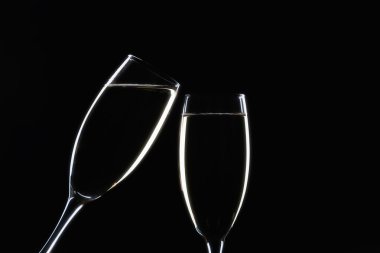 siyah arka plan üzerine şampanya kadehi