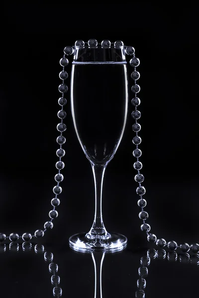 Copa de champán y perlas — Foto de Stock
