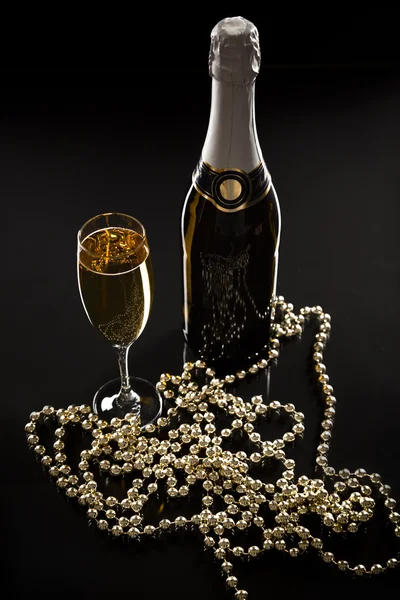 Felice anno nuovo o compleanno celebrato con champagne — Foto Stock