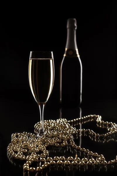 Feliz Año Nuevo o cumpleaños celebratin con champán —  Fotos de Stock