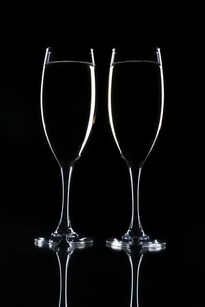 Champagne glas över svart bakgrund — Stockfoto