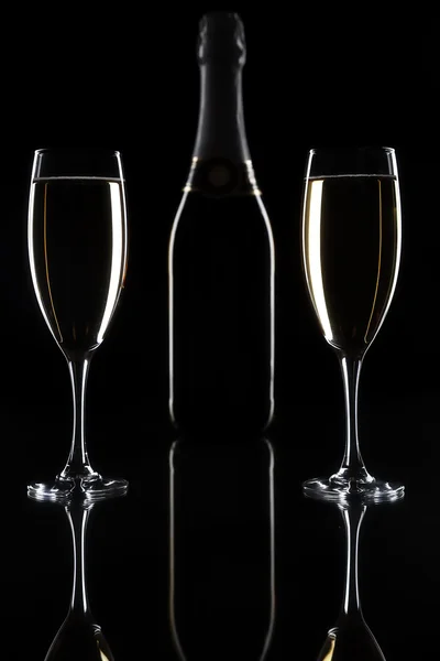 Champagnerglas auf schwarzem Hintergrund — Stockfoto