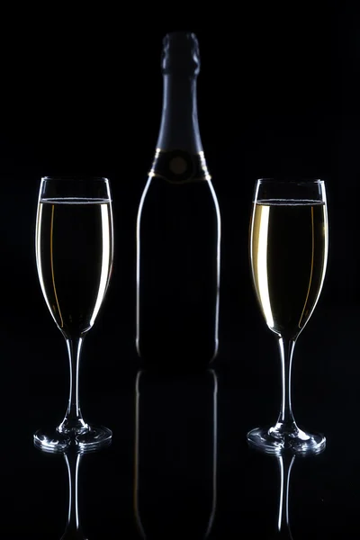 Champagnerglas auf schwarzem Hintergrund — Stockfoto